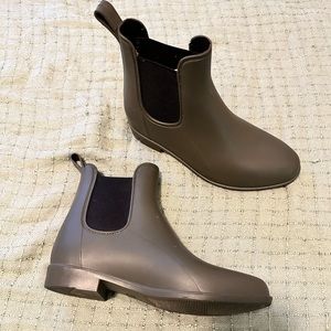 Ankle rain boots